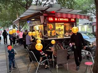 Imbissstand mit Schanigarten