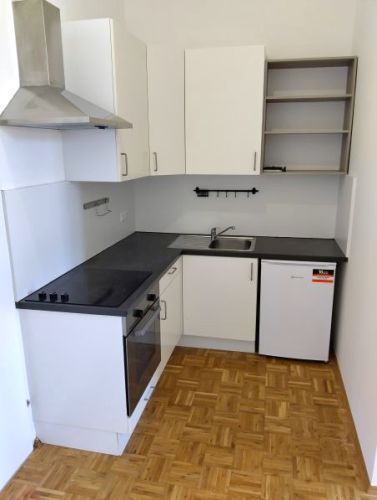 Jakominiplatz: Heller 2 ZIMMER-Altbau + möblierte Einbauküche + Bad mit Dusche und WC!