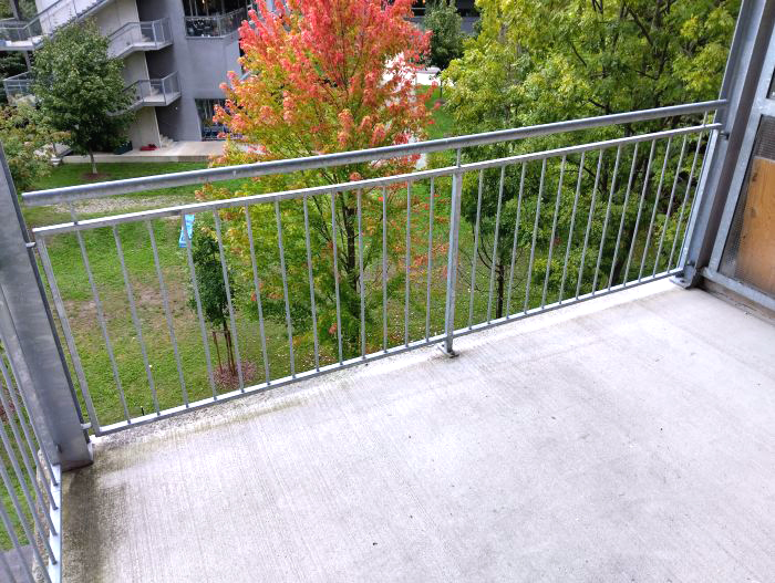 GEIDORF: Sanierter 2 ZIMMER-NEUBAU + ruhiger Balkon 6,5m² + extra Küche neu möbliert + Bad mit Wanne + extra WC + TG-Platz!