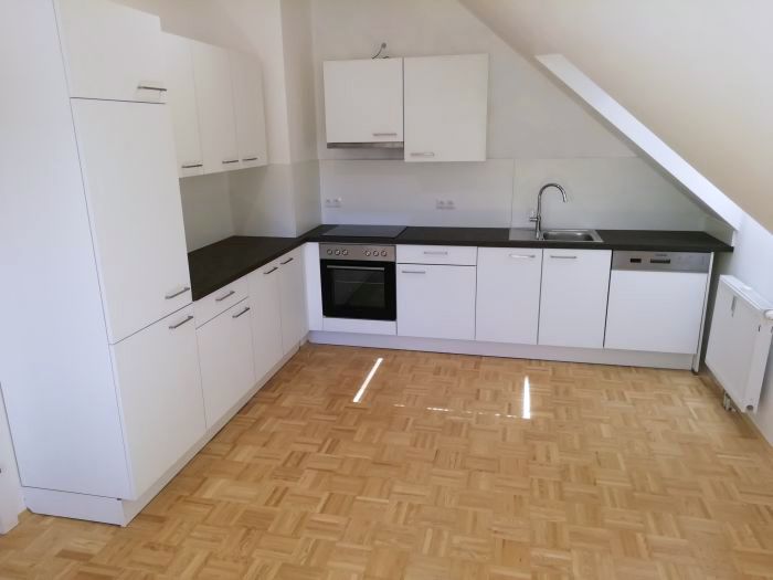 GÖSTING: Sonnige 2 ZIMMER-Wohnung + West-Balkon 4,7m² + größere Wohnküche möbliert + Bad mit Wanne + extra WC + Lift + TG-Platz!