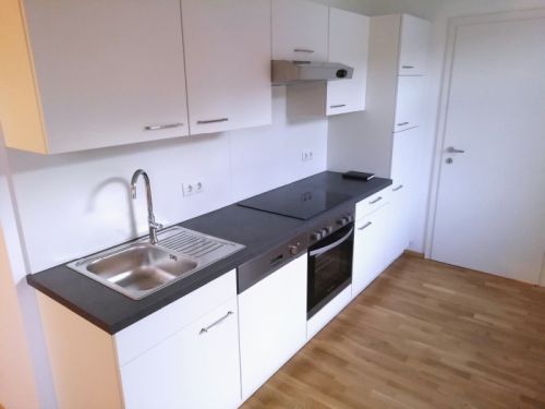 Helle 3 ZIMMER-Wohnung + neuwertige Einbauküche + neuwertige Sanitäranlagen (Bad + WC) + Klimaanlage!