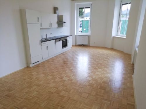 GÖSTING: Helle 3 ZIMMER-Wohnung + neuwertige Einbauküche + Bad mit Wanne + extra WC + Lift + TG-Platz!